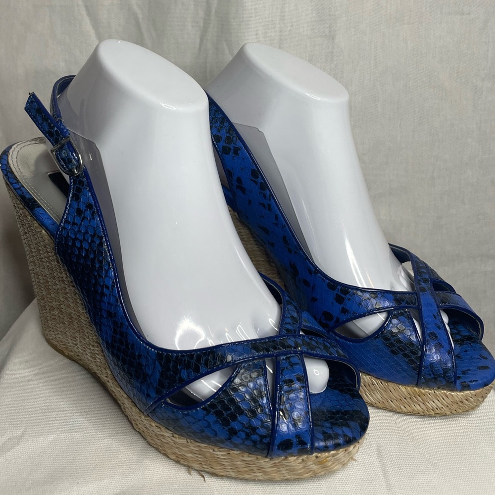 White House Black Market Blue Snakeskin Women’s 9 Wedges/Heels